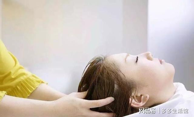 俗话说“早洗灭LD乐动 乐动体育阳气晚洗生湿气”如何正确洗头护发？有窍门(图2)