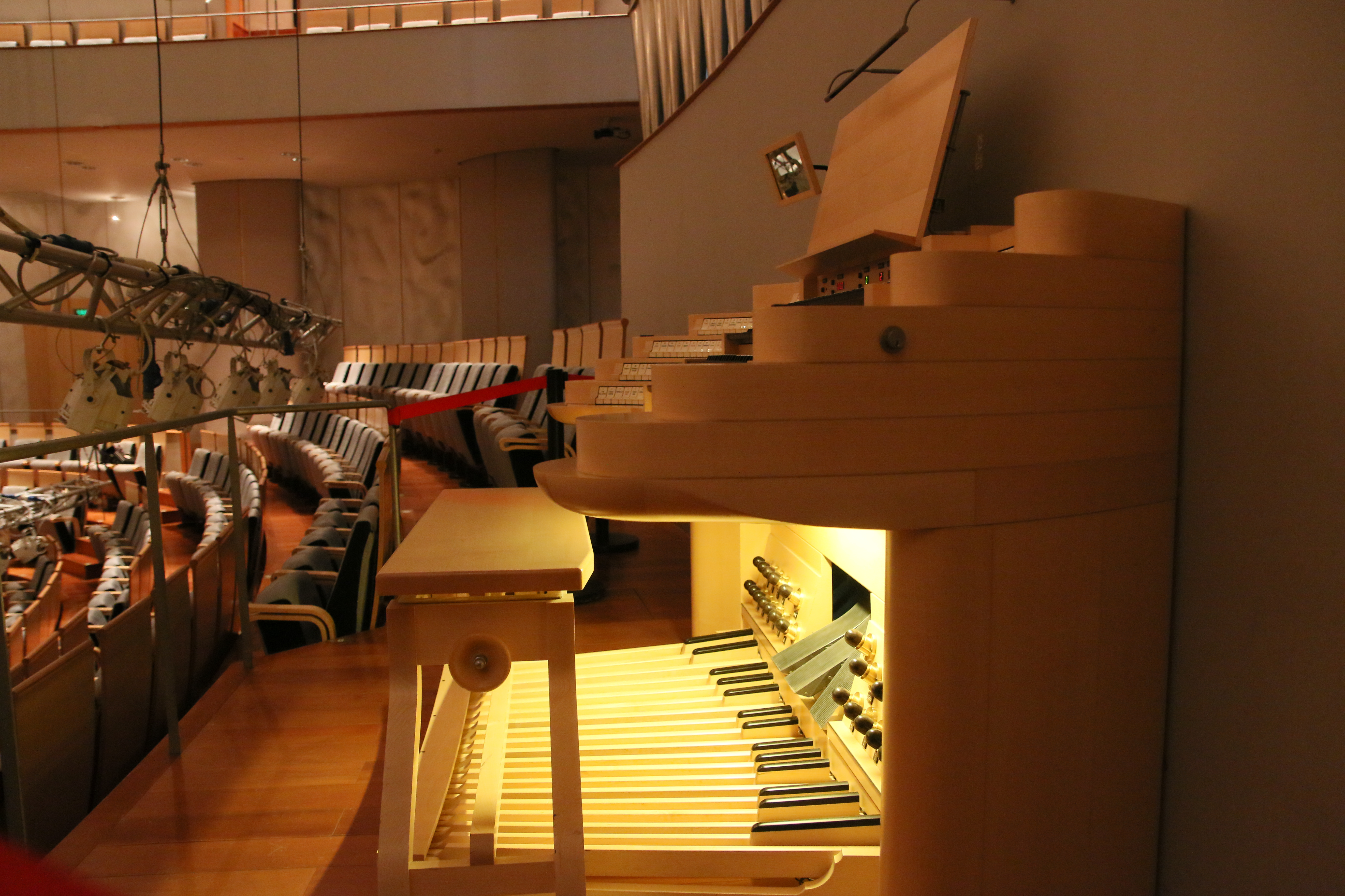 LD乐动 乐动体育6159根金属管重34吨中国最大的“琴”咋维护？(图2)