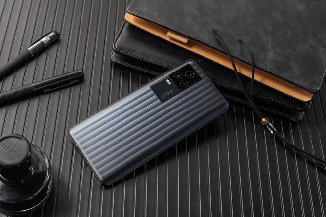 LD乐动 乐动体育iQOO7怎么样？超快闪充技术14分钟充入